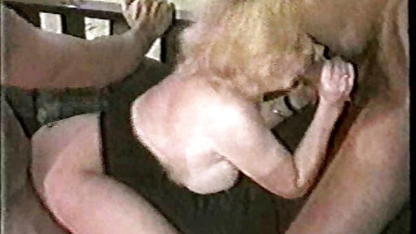 Дебела блондинка с големи порно с бг звезди гърди чука космата путка и уста със секс машини.
