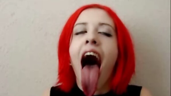 Червенокосата красавица бг безплатно порно умело смуче голям член до оргазъм на лицето си.