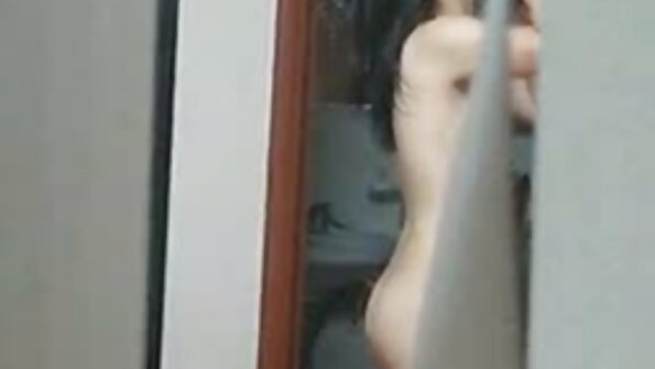 Старецът в банята чука жената на приятеля си в дупето, принуждавайки българско домашно порно я да пръска.