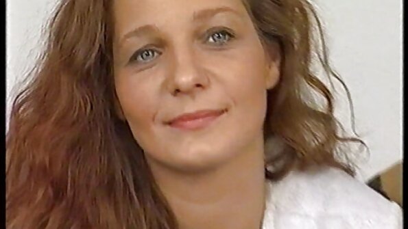 Зряла блондинка със силиконови гърди обича да се чука докато напредва в бг секс клип играта.